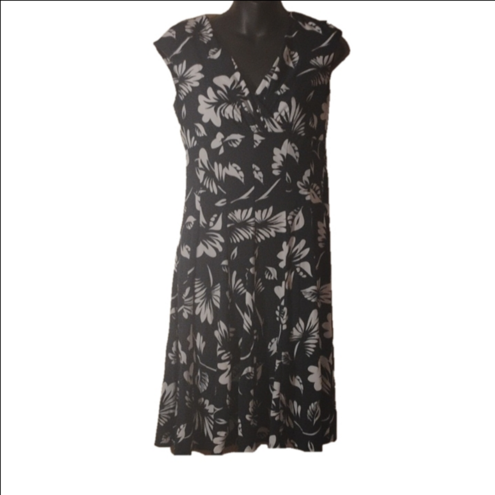 Lauren Ralph Lauren Navy blue  and White floral print dress. Size 6.